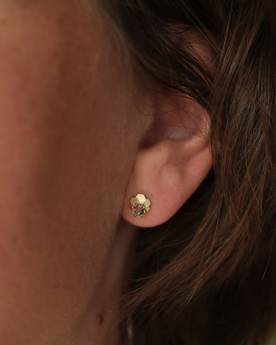 Mini chaos Hex fan stud earrings with green sapphires