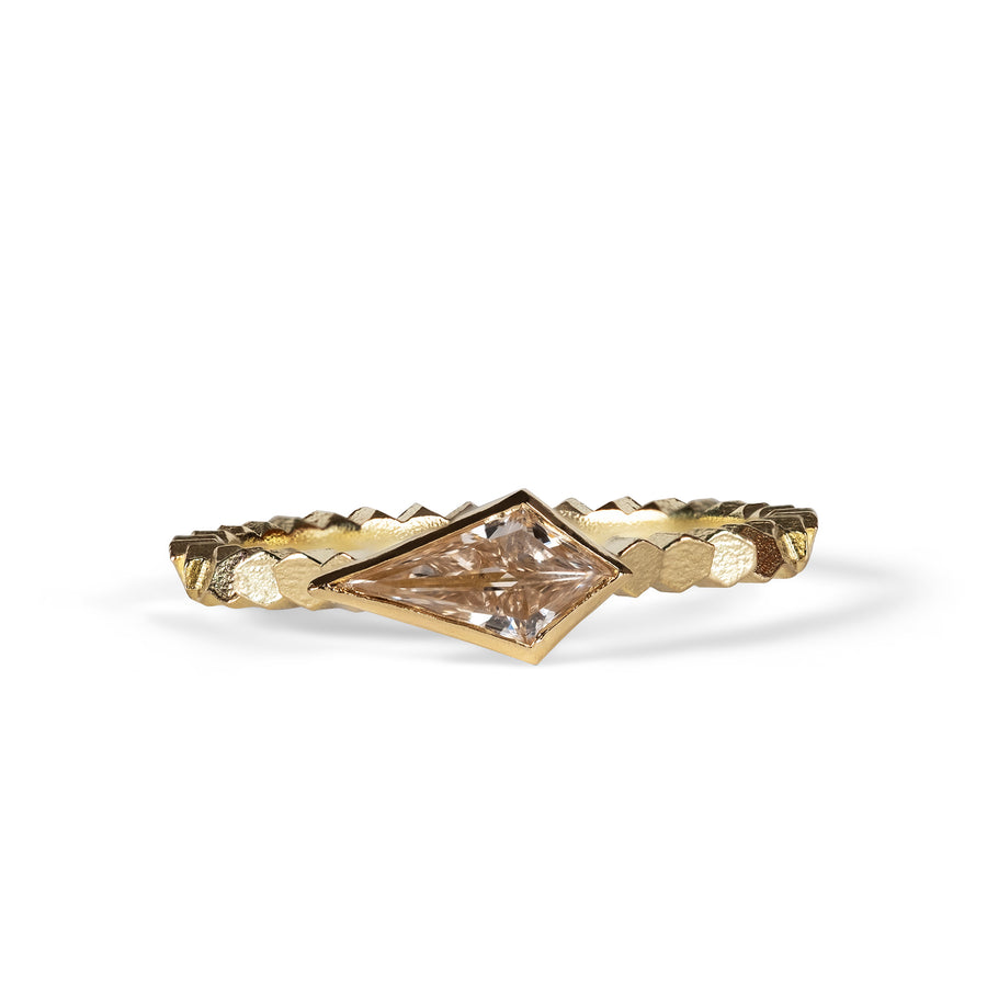 Single hex ring with Kite shaped diamond