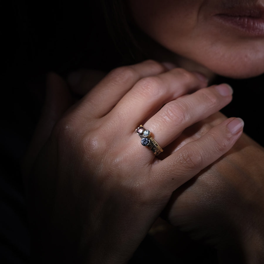 Single hex ring with grey Spinel