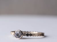 Single hex ring with grey Spinel